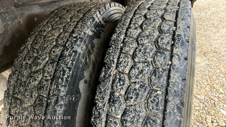 image for item ET6575 1995 International 4900 flatbed truck