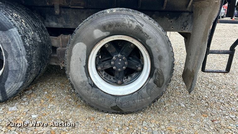 image for item ET6575 1995 International 4900 flatbed truck