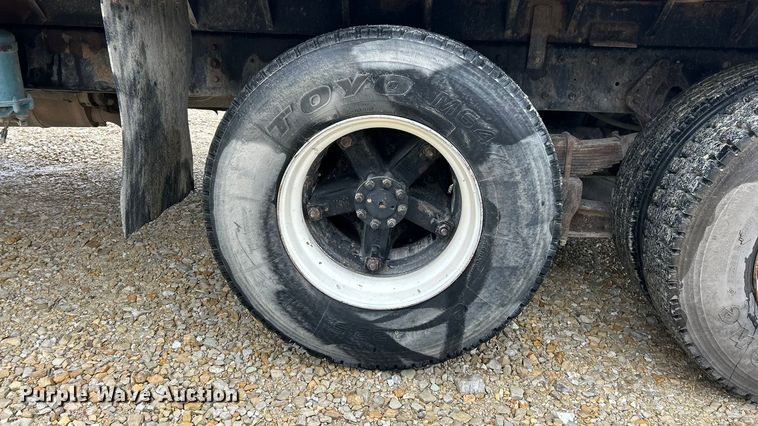 image for item ET6575 1995 International 4900 flatbed truck