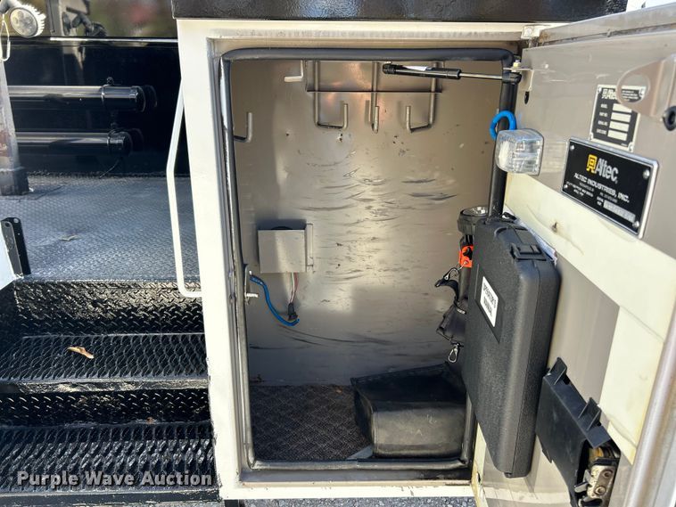 image for item ET6644 2011 Ford F550 Super Duty XL bucket truck