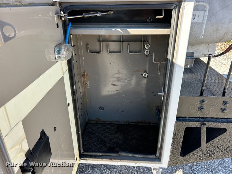 image for item ET6644 2011 Ford F550 Super Duty XL bucket truck