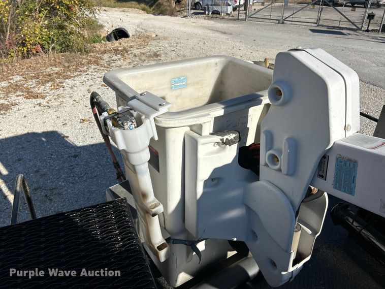 image for item ET6644 2011 Ford F550 Super Duty XL bucket truck