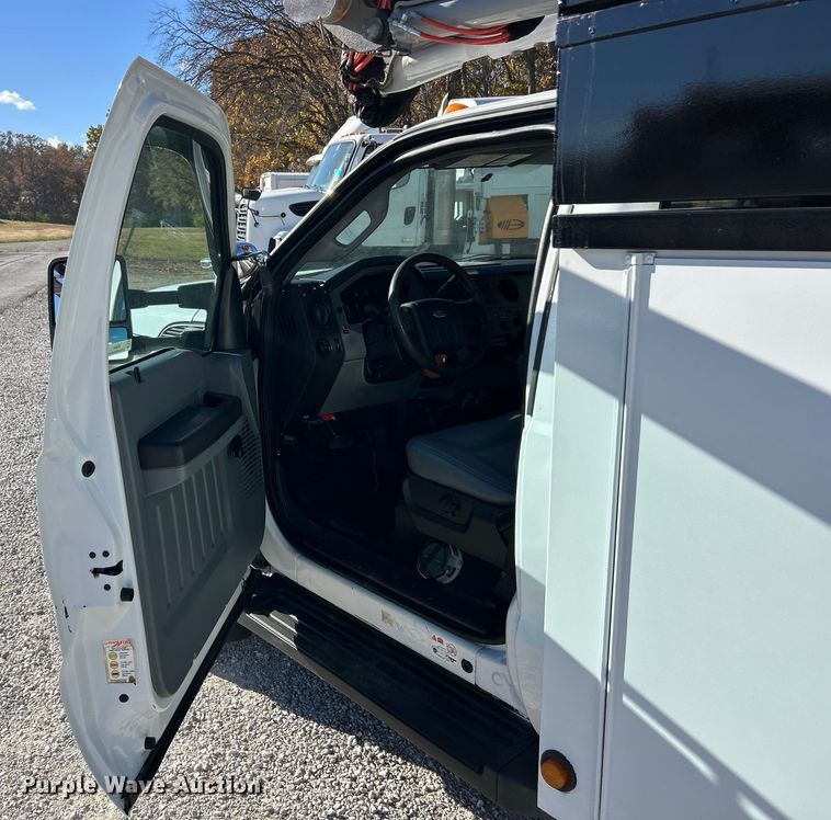 image for item ET6644 2011 Ford F550 Super Duty XL bucket truck