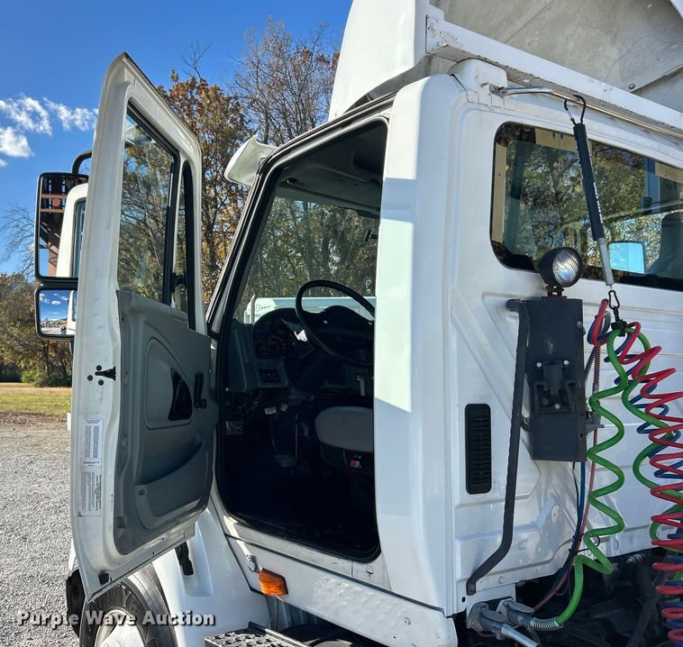 image for item ET6646 2007 International 8600 SBA semi truck