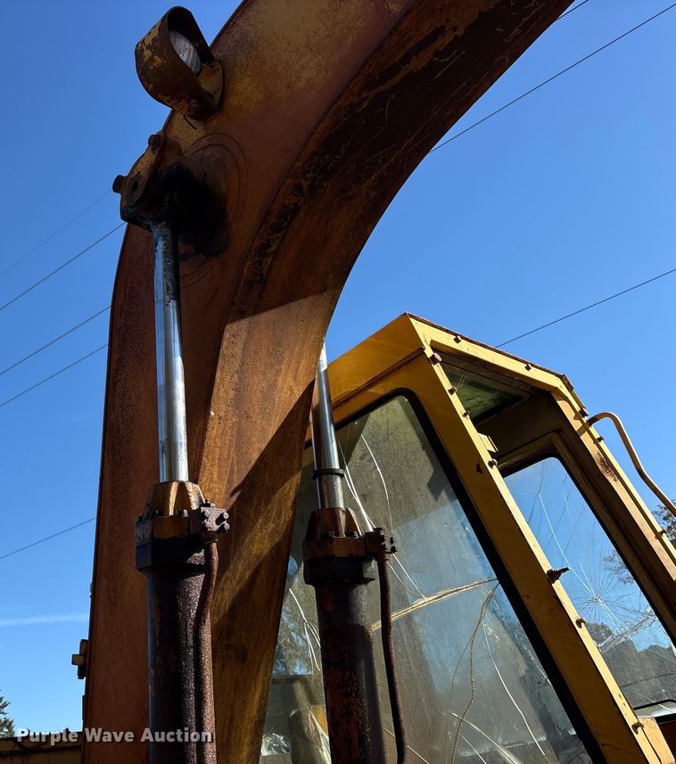 image for item ET7284 1981 Caterpillar 215 excavator
