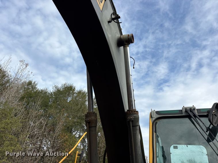 image for item ET7324 2006 Volvo EC240BLC excavator