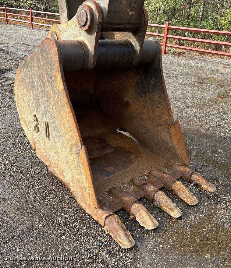 image for item ET7324 2006 Volvo EC240BLC excavator