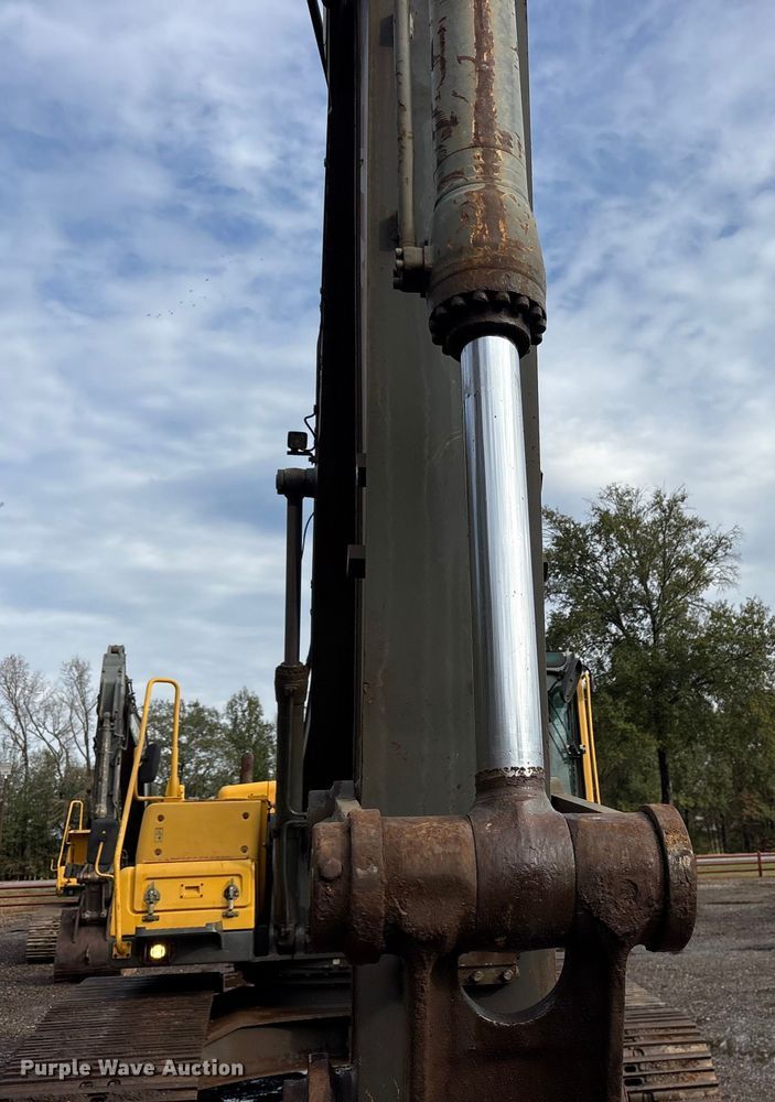 image for item ET7324 2006 Volvo EC240BLC excavator