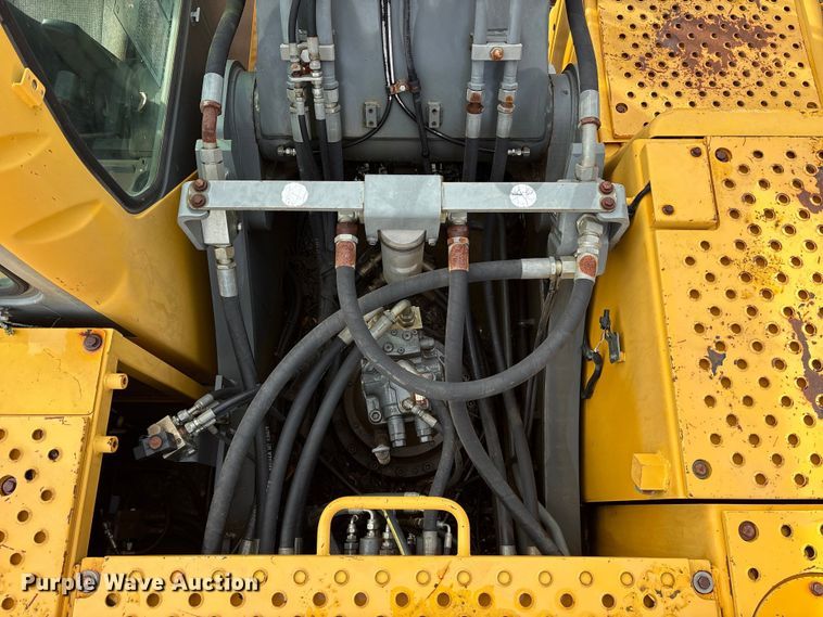 image for item ET7324 2006 Volvo EC240BLC excavator