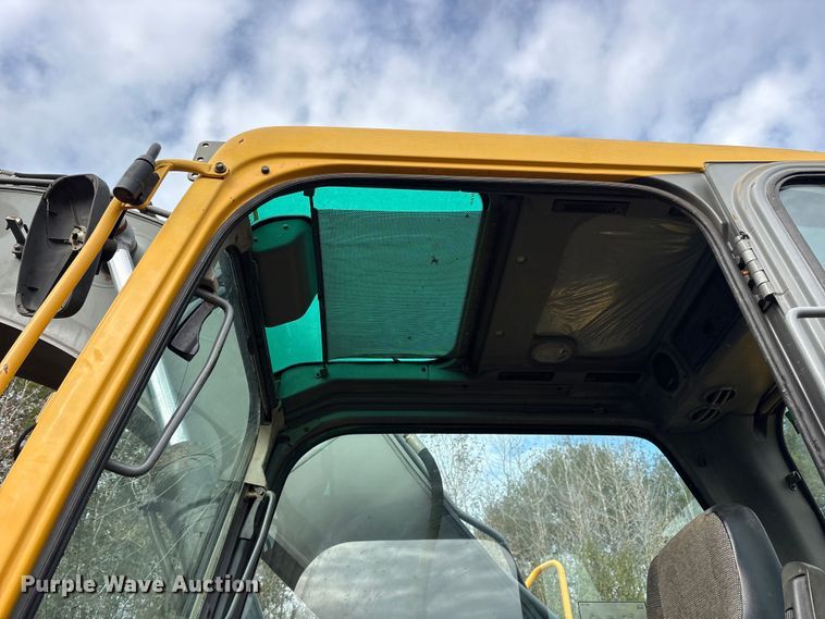 image for item ET7324 2006 Volvo EC240BLC excavator