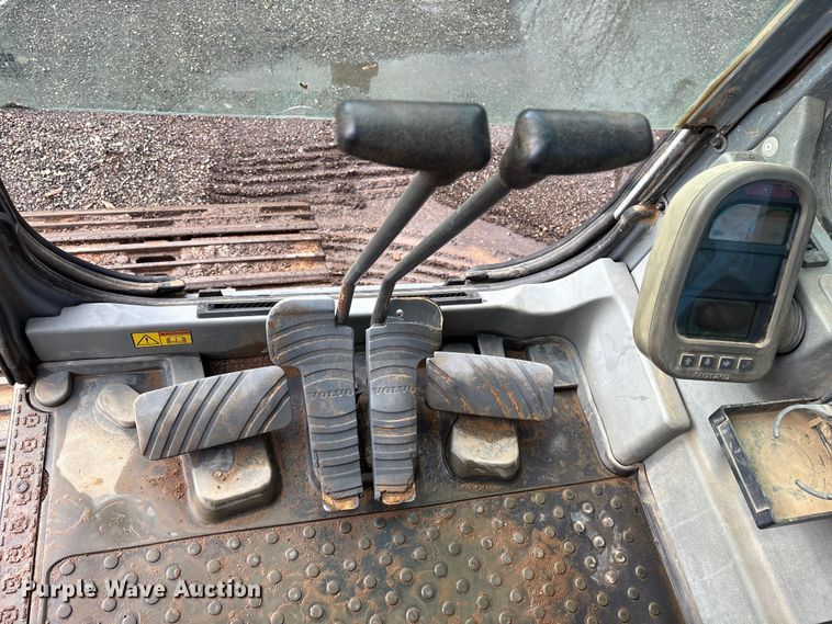 image for item ET7324 2006 Volvo EC240BLC excavator