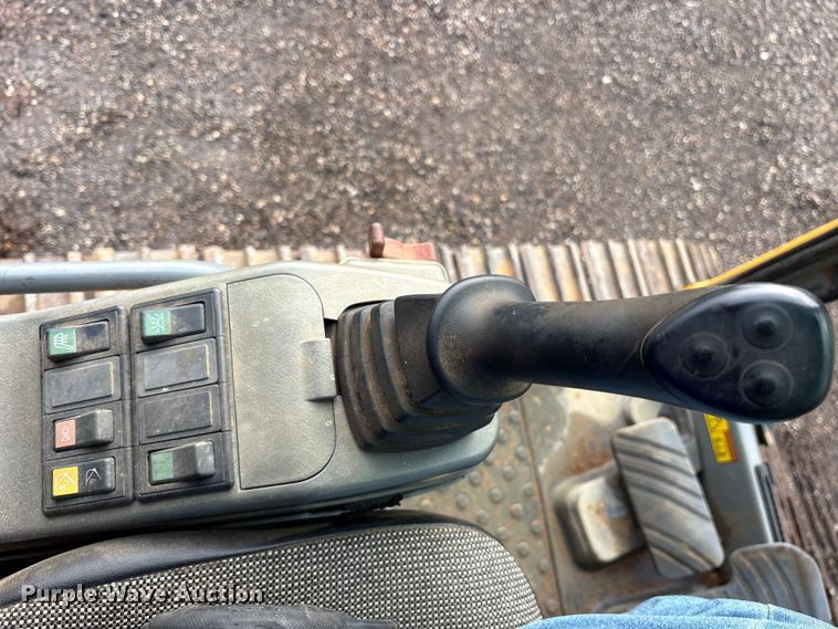 image for item ET7324 2006 Volvo EC240BLC excavator