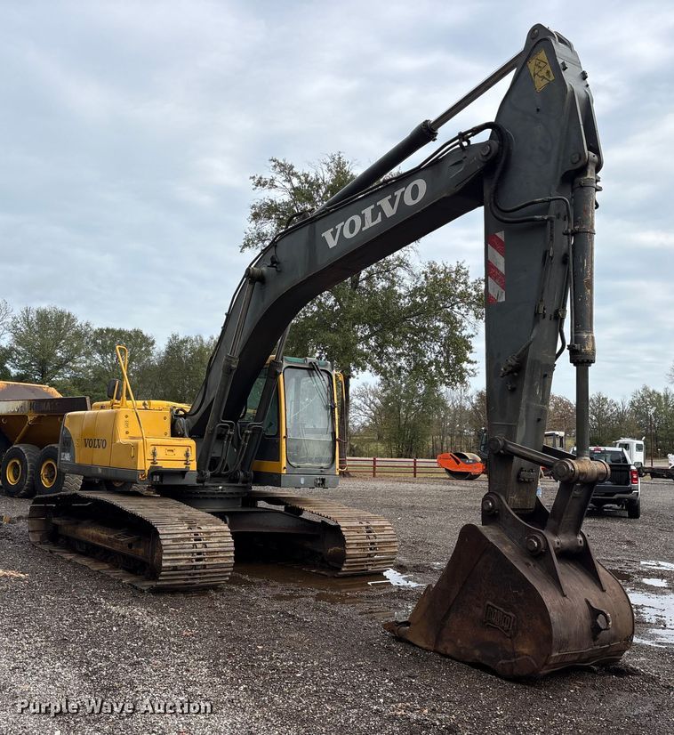 image for item ET7325 2006 Volvo EC240BLC excavator