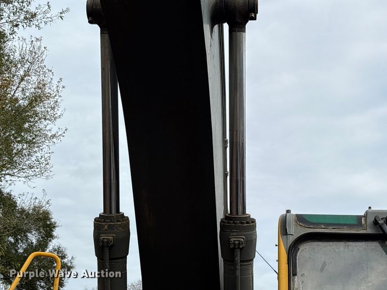 image for item ET7325 2006 Volvo EC240BLC excavator