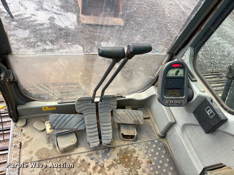 image for item ET7325 2006 Volvo EC240BLC excavator
