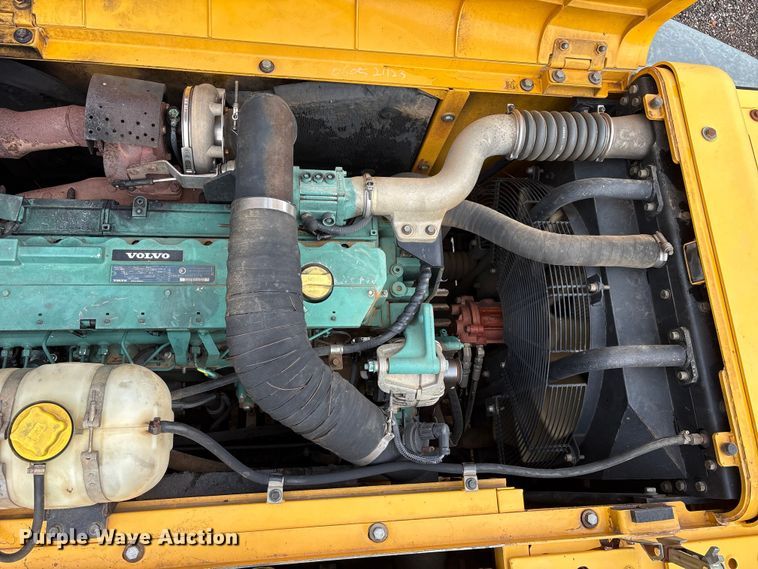 image for item ET7325 2006 Volvo EC240BLC excavator