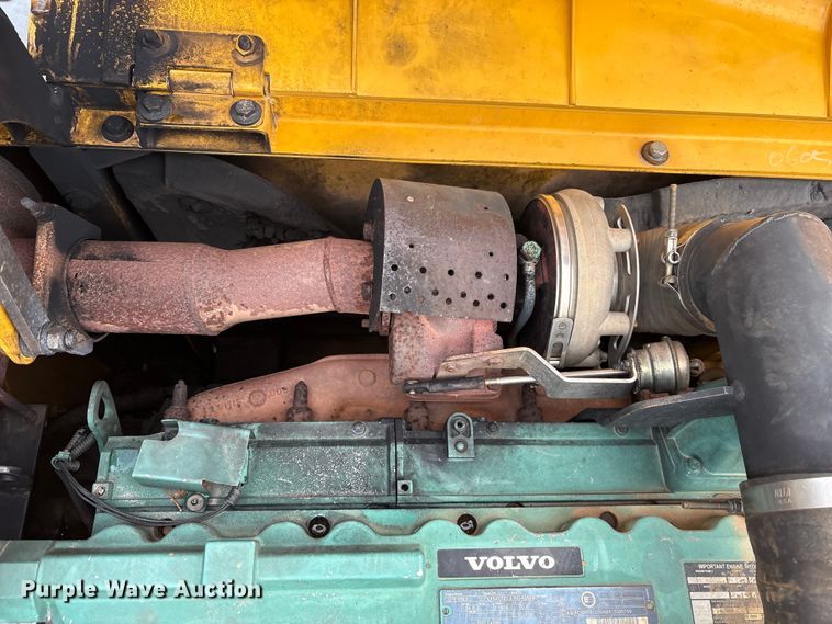 image for item ET7325 2006 Volvo EC240BLC excavator