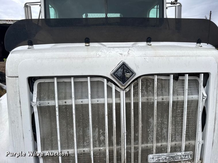 image for item EU6275 1999 International  9100 semi truck