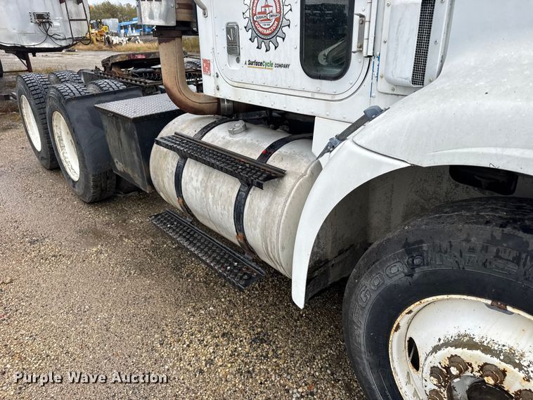 image for item EU6275 1999 International  9100 semi truck