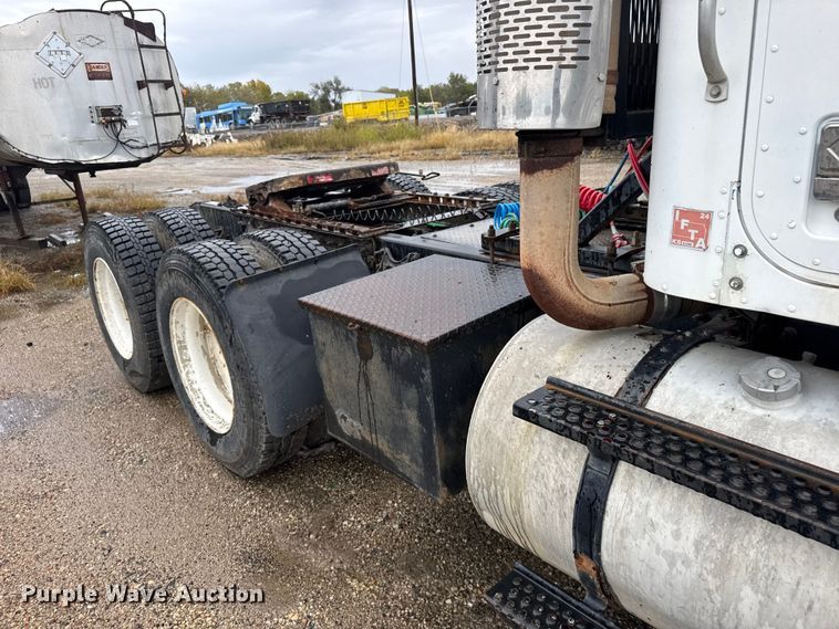 image for item EU6275 1999 International  9100 semi truck