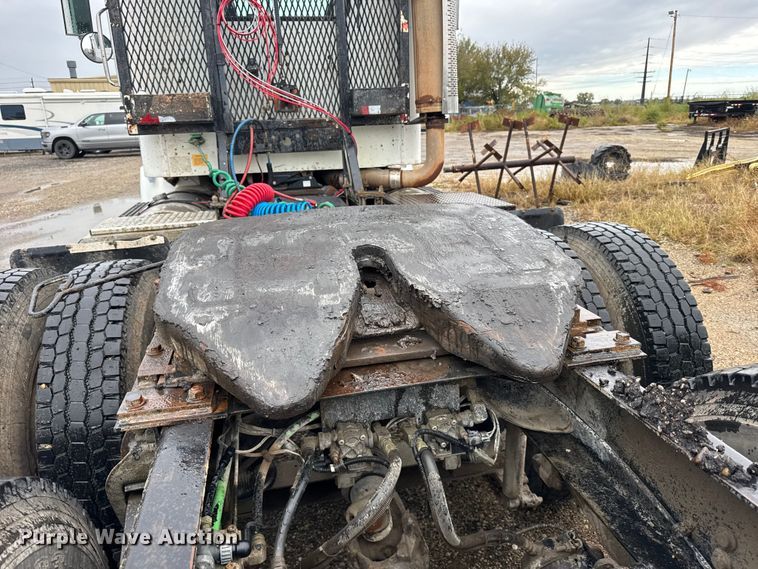 image for item EU6275 1999 International  9100 semi truck