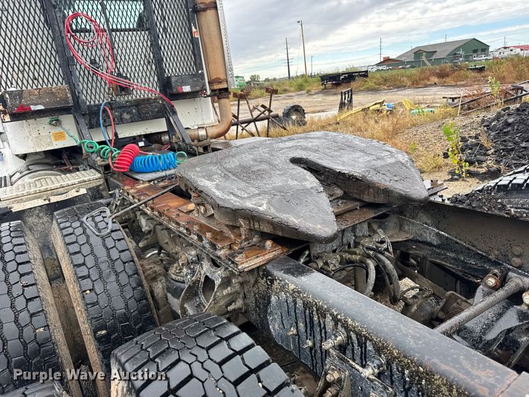 image for item EU6275 1999 International  9100 semi truck