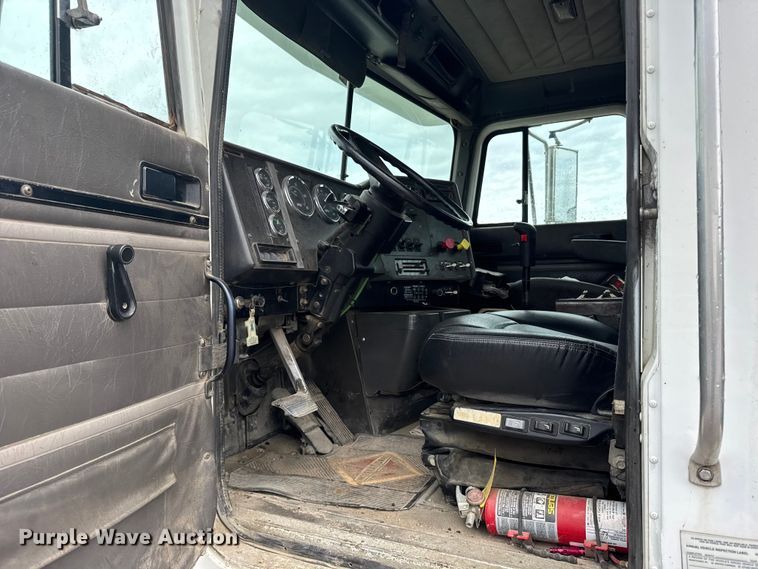 image for item EU6275 1999 International  9100 semi truck