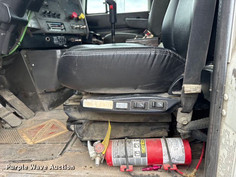 image for item EU6275 1999 International  9100 semi truck