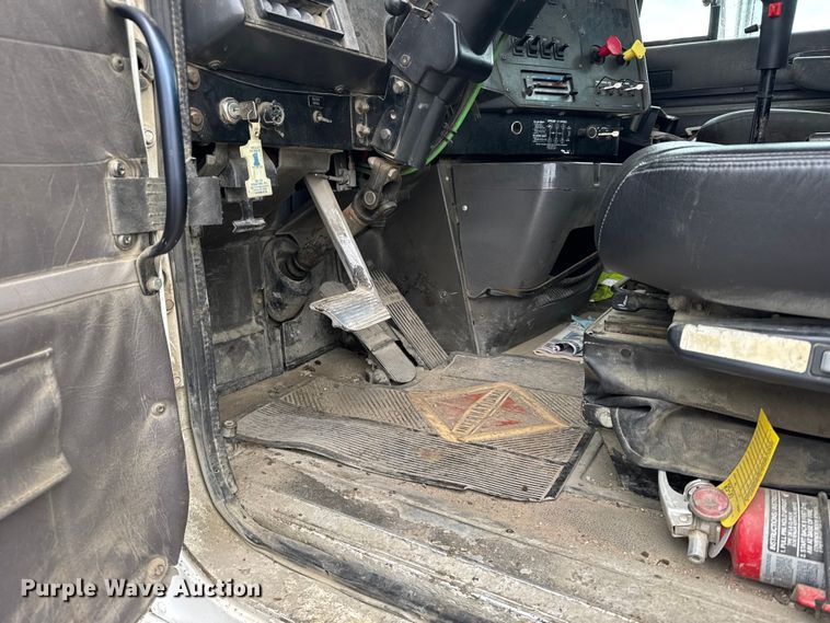 image for item EU6275 1999 International  9100 semi truck