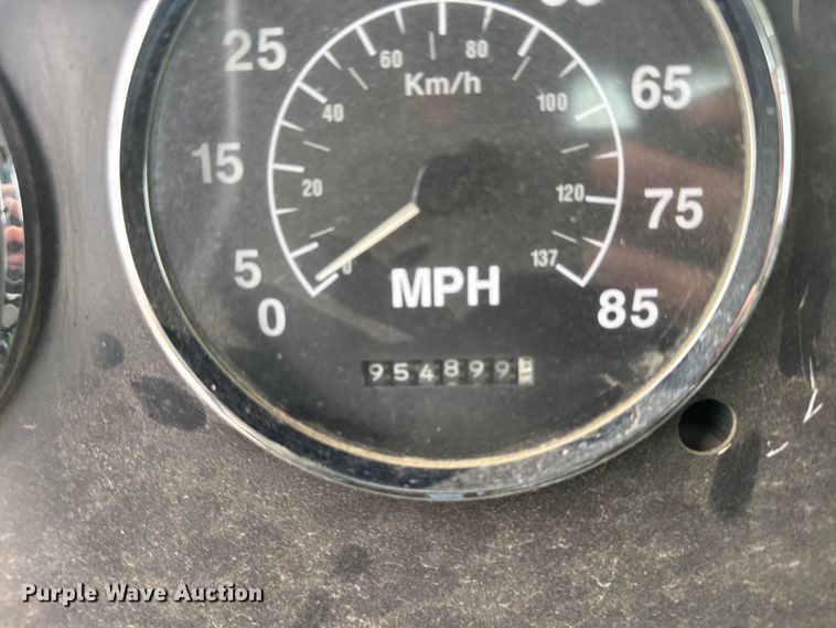 image for item EU6275 1999 International  9100 semi truck