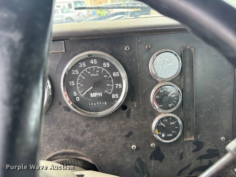 image for item EU6275 1999 International  9100 semi truck