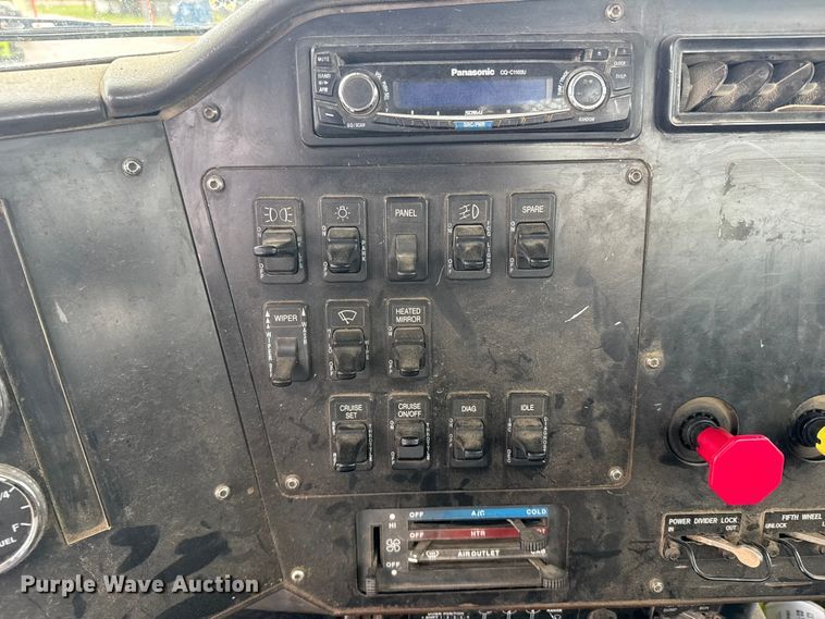 image for item EU6275 1999 International  9100 semi truck