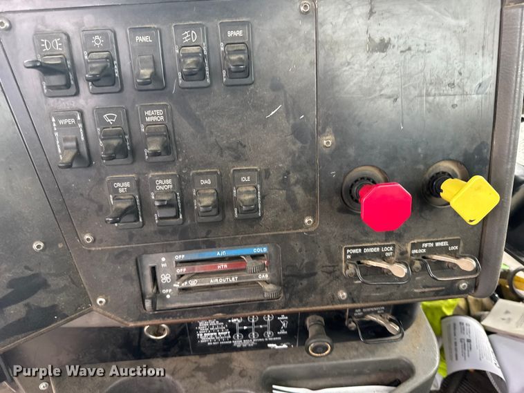 image for item EU6275 1999 International  9100 semi truck