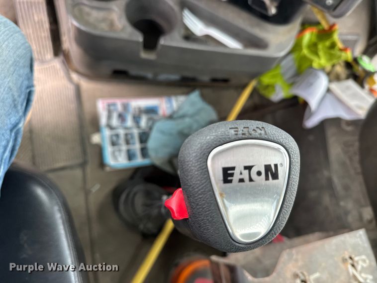 image for item EU6275 1999 International  9100 semi truck