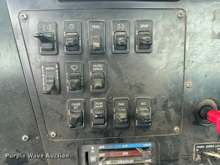 image for item EU6275 1999 International  9100 semi truck