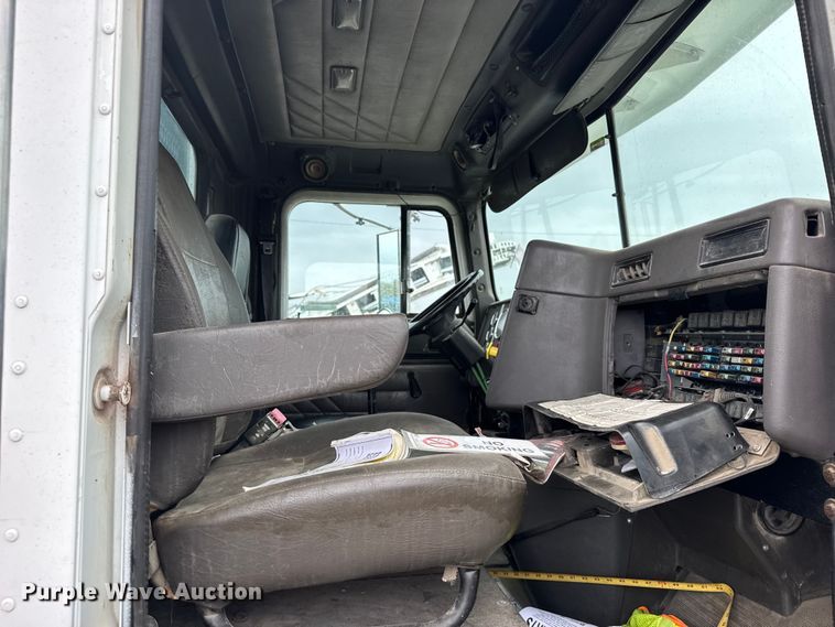 image for item EU6275 1999 International  9100 semi truck