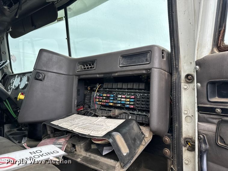 image for item EU6275 1999 International  9100 semi truck