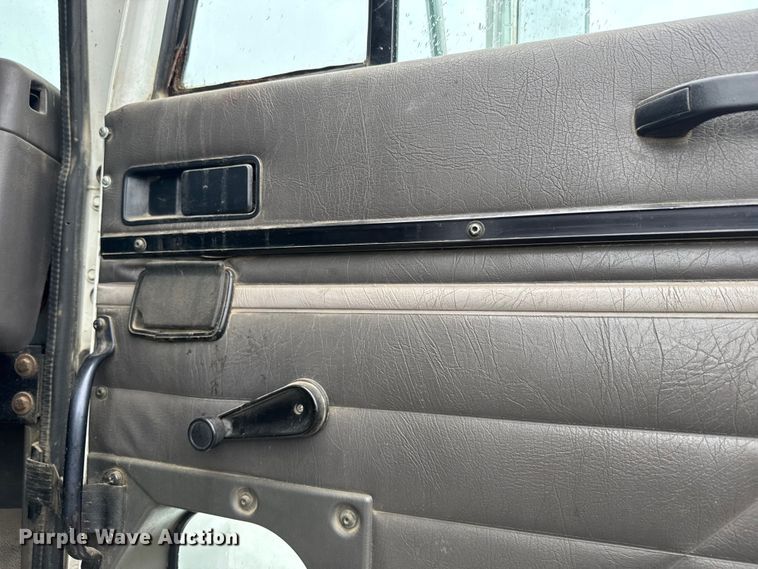 image for item EU6275 1999 International  9100 semi truck