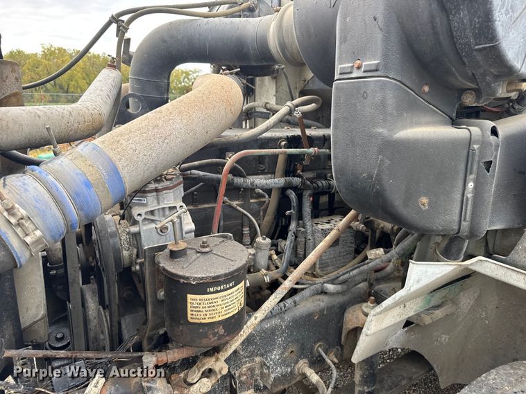 image for item EU6275 1999 International  9100 semi truck