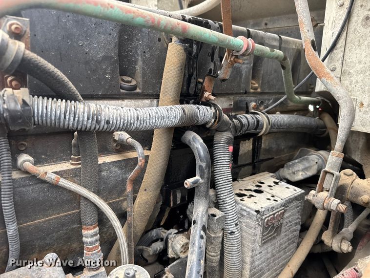 image for item EU6275 1999 International  9100 semi truck