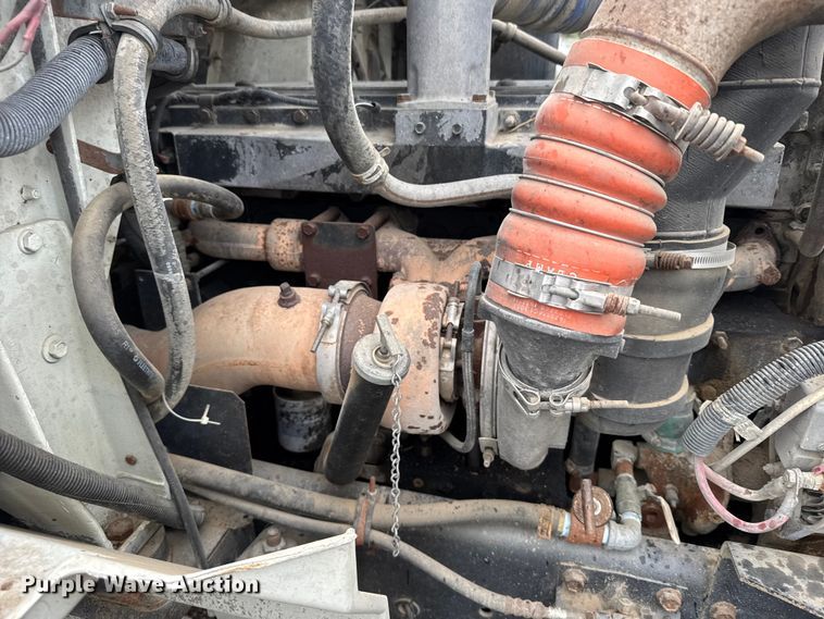 image for item EU6275 1999 International  9100 semi truck