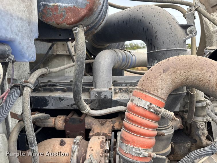 image for item EU6275 1999 International  9100 semi truck