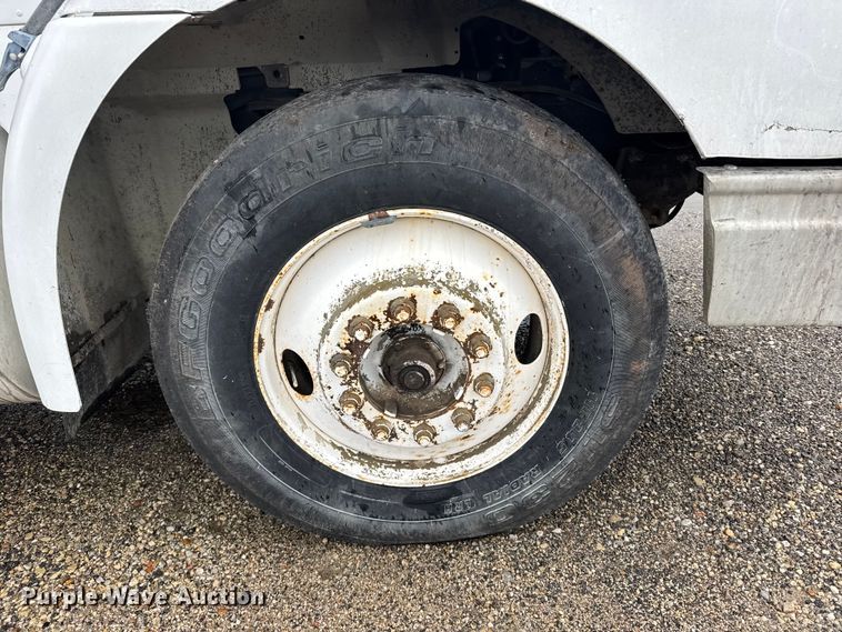 image for item EU6275 1999 International  9100 semi truck