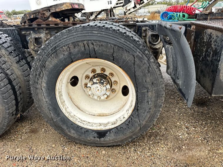 image for item EU6275 1999 International  9100 semi truck