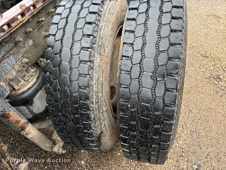 image for item EU6275 1999 International  9100 semi truck