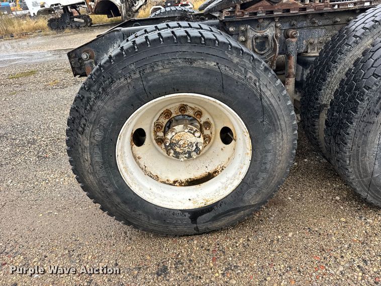 image for item EU6275 1999 International  9100 semi truck