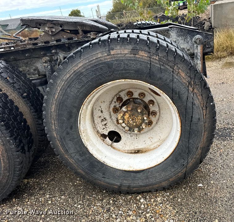 image for item EU6275 1999 International  9100 semi truck