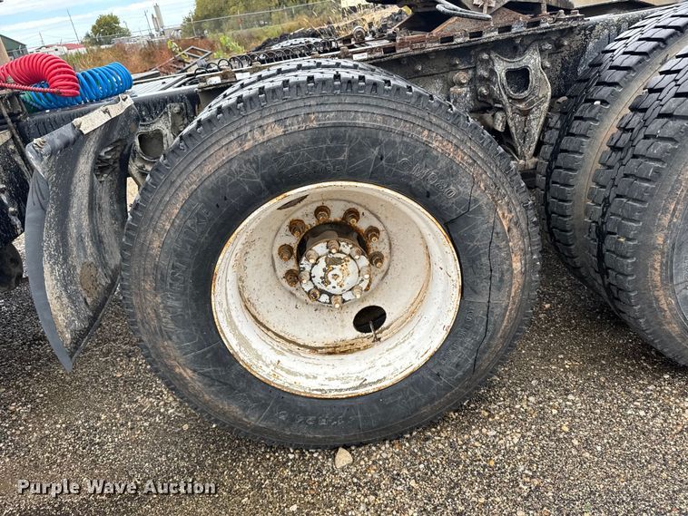 image for item EU6275 1999 International  9100 semi truck