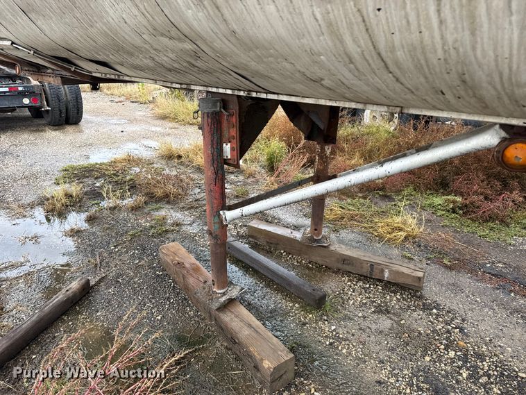 image for item EU6276 1966 Beall  40 INSL T tank trailer