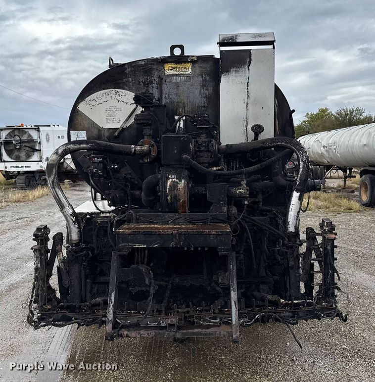 image for item EU6277 1997 International 4700  oil distributor truck